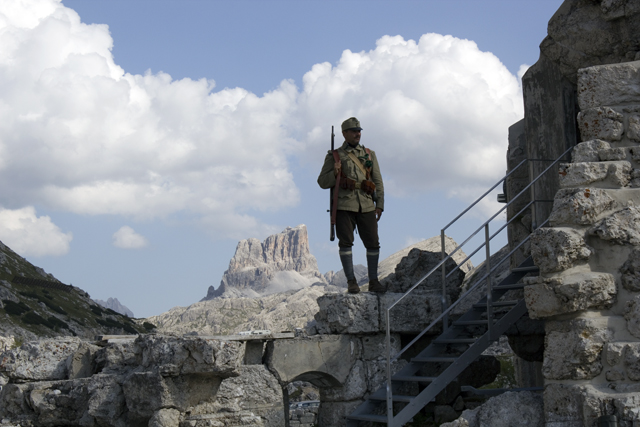 2011-08-25_14-23-24 cadore.jpg - Wchter am Kriegsmuseum unterhalb des Passo di Valparola, hinten der markante Averau